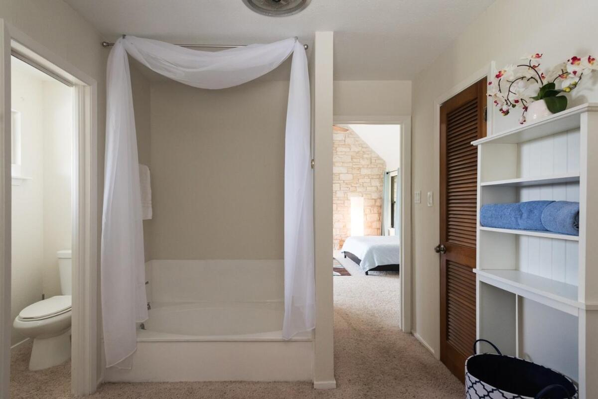 Panoramic Views, Pool, Nature, Fun! Holiday home Austin