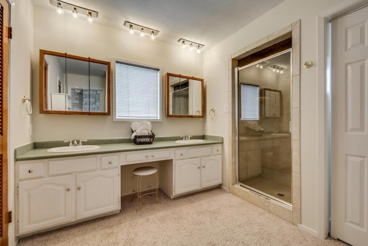 Panoramic Views, Pool, Nature, Fun! Holiday home Austin